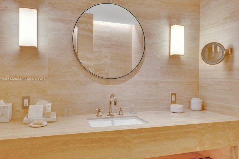 Condominio en venta en Surfside, Florida, 2 dormitorios, 166.95 m2 № 1984633 - foto 18