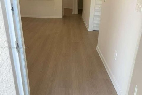 Снять в аренду кондоминиум в Хомстед, Флорида 2 спальни, 75.72м2, № 1973655 - фото 3