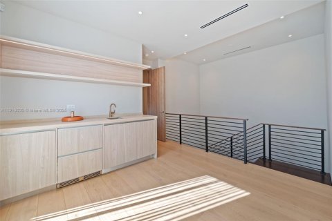 Купить виллу или дом в Майами-Бич, Флорида 4 спальни, 312.8м2, № 1971938 - фото 21