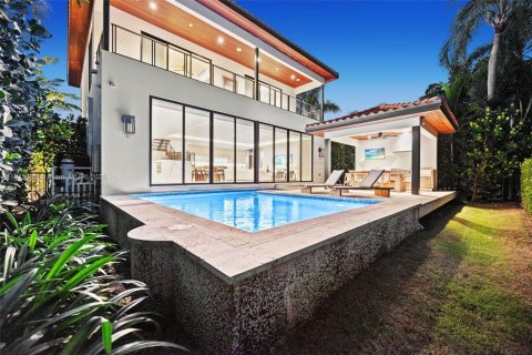 Купить виллу или дом в Майами-Бич, Флорида 4 спальни, 312.8м2, № 1971938 - фото 1