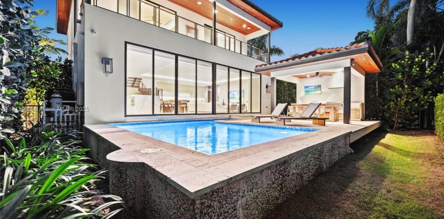 Дом в Майами-Бич, Флорида 4 спальни, 312.8м2 № 1971938