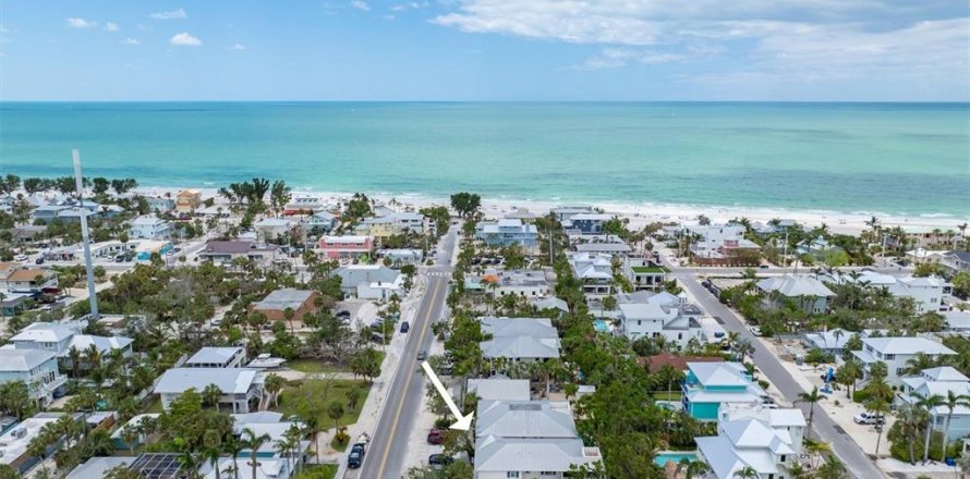 Commercial property in Anna Maria, Florida № 1760446
