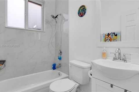 House in Miramar, Florida 3 bedrooms, 125.6 sq.m. № 1992742 - photo 9