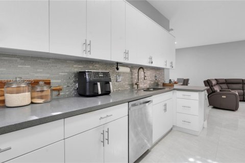 House in Miramar, Florida 3 bedrooms, 125.6 sq.m. № 1992742 - photo 13