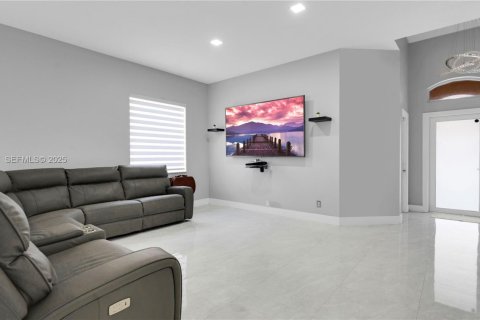 House in Miramar, Florida 3 bedrooms, 125.6 sq.m. № 1992742 - photo 2