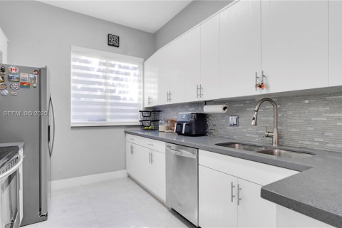 House in Miramar, Florida 3 bedrooms, 125.6 sq.m. № 1992742 - photo 11