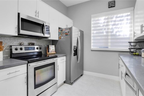 House in Miramar, Florida 3 bedrooms, 125.6 sq.m. № 1992742 - photo 12