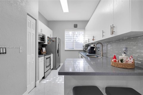 House in Miramar, Florida 3 bedrooms, 125.6 sq.m. № 1992742 - photo 10