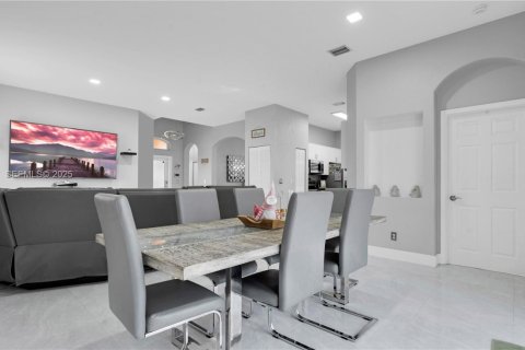 House in Miramar, Florida 3 bedrooms, 125.6 sq.m. № 1992742 - photo 4