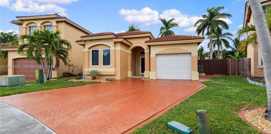 House in Miramar, Florida 3 bedrooms, 125.6 sq.m. № 1992742