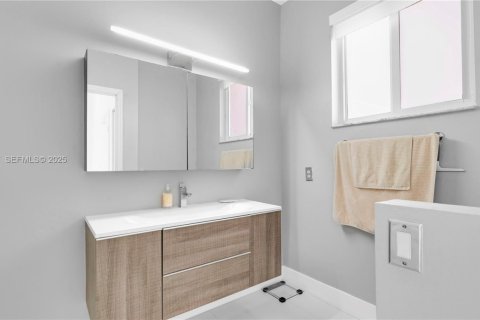 House in Miramar, Florida 3 bedrooms, 125.6 sq.m. № 1992742 - photo 16