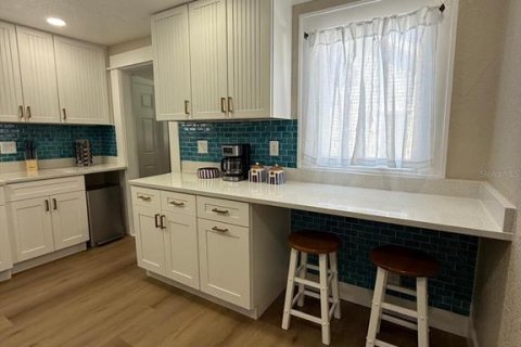 House in Treasure Island, Florida 3 bedrooms, 102.38 sq.m. № 2210387 - photo 17