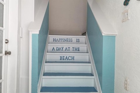 House in Treasure Island, Florida 3 bedrooms, 102.38 sq.m. № 2210387 - photo 14