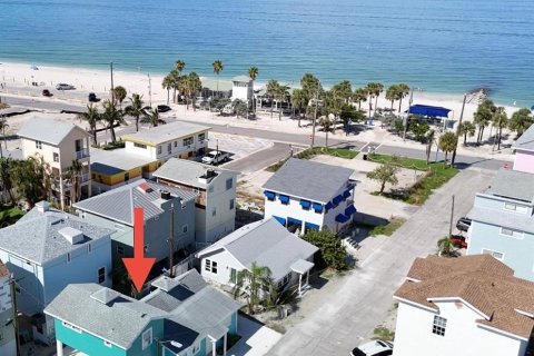 House in Treasure Island, Florida 3 bedrooms, 102.38 sq.m. № 2210387