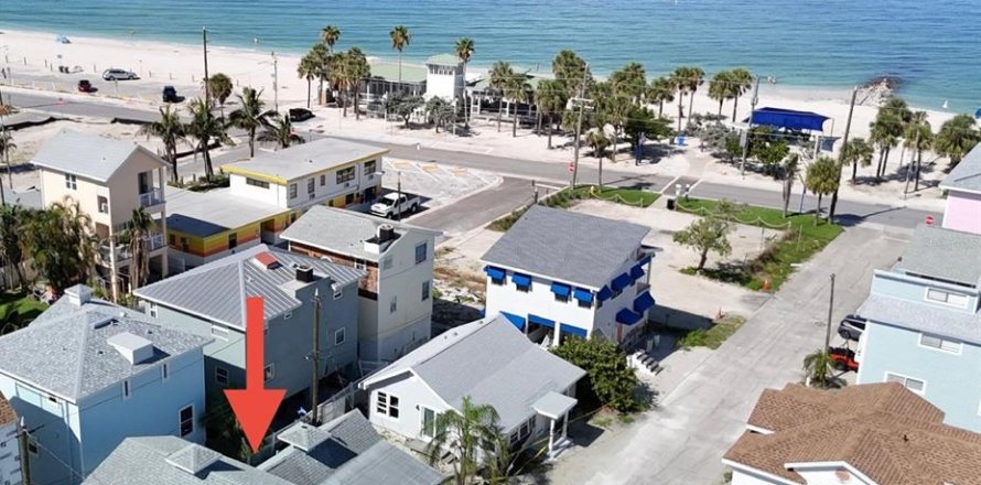 House in Treasure Island, Florida 3 bedrooms, 102.38 sq.m. № 2210387