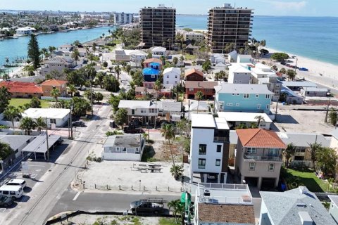 House in Treasure Island, Florida 3 bedrooms, 102.38 sq.m. № 2210387 - photo 3