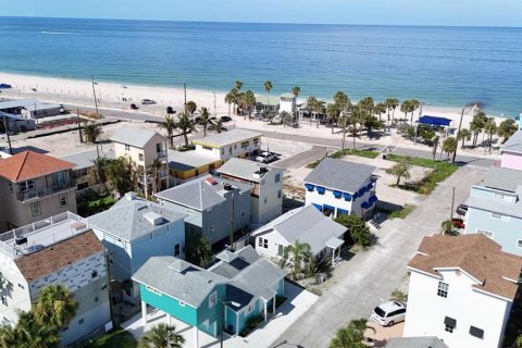 House in Treasure Island, Florida 3 bedrooms, 102.38 sq.m. № 2210387 - photo 12