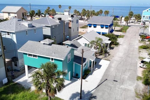 House in Treasure Island, Florida 3 bedrooms, 102.38 sq.m. № 2210387 - photo 2
