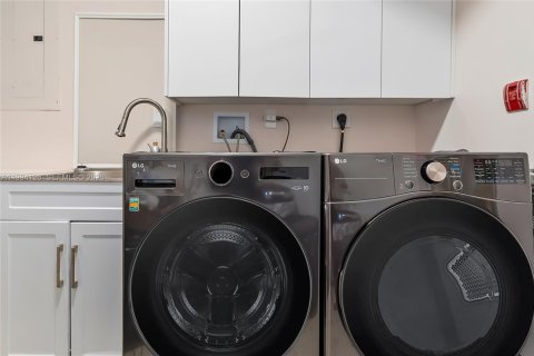 Condominio en venta en Sunny Isles Beach, Florida, 2 dormitorios, 176.51 m2 № 2062579 - foto 17