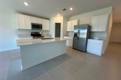House in Eustis, Florida 4 bedrooms, 169.55 sq.m. № 2378934 - photo 2