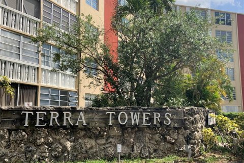 Condominio en venta en North Miami, Florida, 1 dormitorio, 57.32 m2 № 1928453 - foto 1