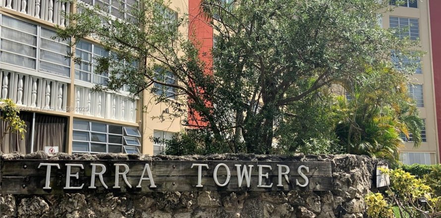 Condominio en North Miami, Florida, 1 dormitorio  № 1928453