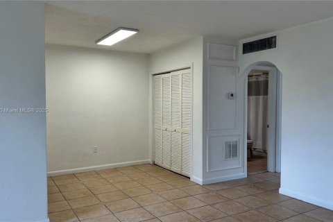 Condominio en venta en North Miami, Florida, 1 dormitorio, 57.32 m2 № 1928453 - foto 3