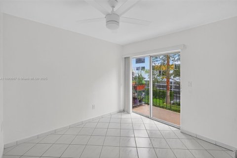Condo in Miami Beach, Florida, 1 bedroom  № 1944319 - photo 13