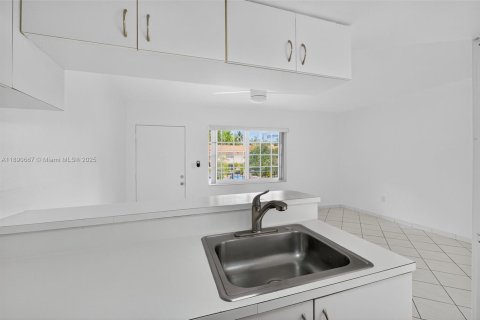 Condo in Miami Beach, Florida, 1 bedroom  № 1944319 - photo 19
