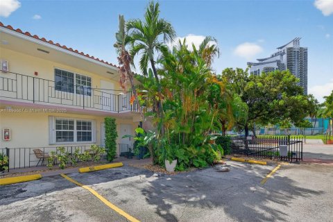 Condo in Miami Beach, Florida, 1 bedroom  № 1944319 - photo 12