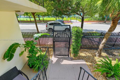 Condo in Miami Beach, Florida, 1 bedroom  № 1944319 - photo 15