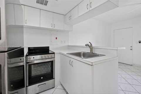 Condo in Miami Beach, Florida, 1 bedroom  № 1944319 - photo 4