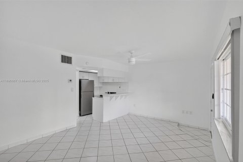 Condo in Miami Beach, Florida, 1 bedroom  № 1944319 - photo 17