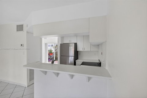 Condo in Miami Beach, Florida, 1 bedroom  № 1944319 - photo 11