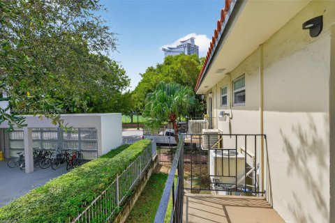 Condo in Miami Beach, Florida, 1 bedroom  № 1944319 - photo 25
