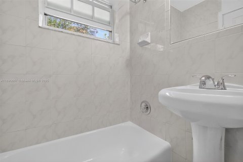 Condo in Miami Beach, Florida, 1 bedroom  № 1944319 - photo 10