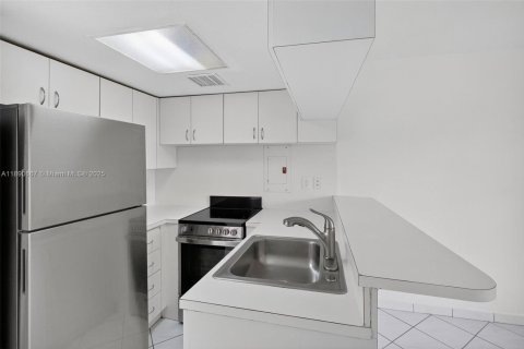 Condo in Miami Beach, Florida, 1 bedroom  № 1944319 - photo 5
