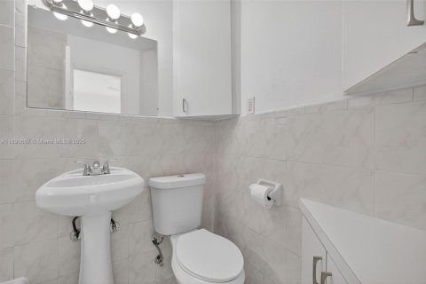 Condo in Miami Beach, Florida, 1 bedroom  № 1944319 - photo 9