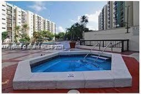 Condo in Sunny Isles Beach, Florida, 2 bedrooms  № 2013147 - photo 2