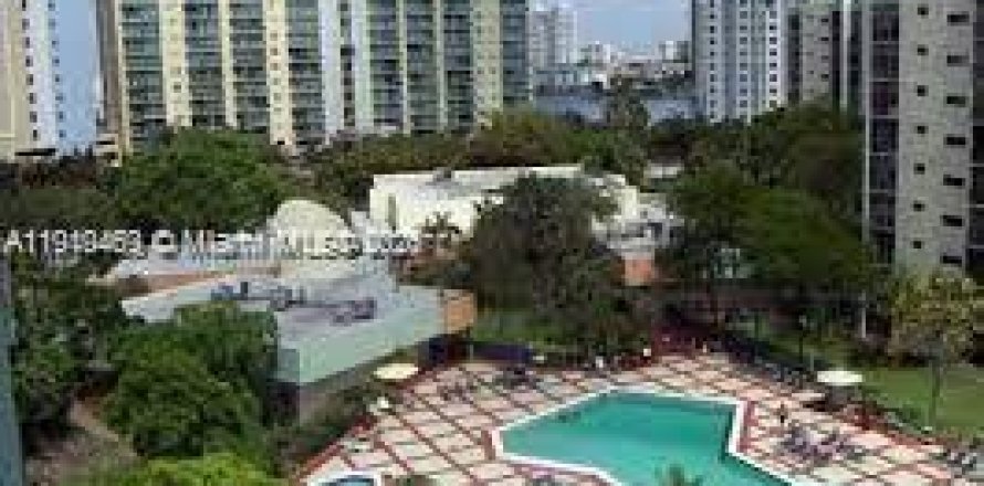 Condo in Sunny Isles Beach, Florida, 2 bedrooms  № 2013147