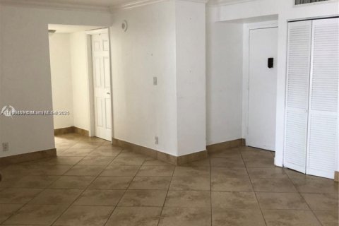 Condo in Sunny Isles Beach, Florida, 2 bedrooms  № 2013147 - photo 7