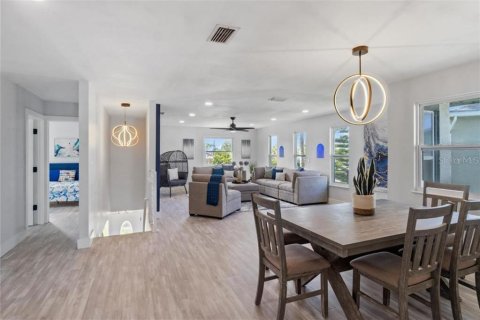 House in Redington Beach, Florida 4 bedrooms, 214.6 sq.m. № 1899120 - photo 13