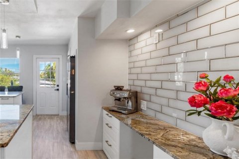 House in Redington Beach, Florida 4 bedrooms, 214.6 sq.m. № 1899120 - photo 18