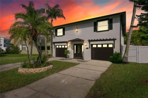 House in Redington Beach, Florida 4 bedrooms, 214.6 sq.m. № 1899120 - photo 3