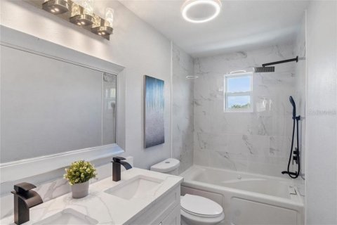 House in Redington Beach, Florida 4 bedrooms, 214.6 sq.m. № 1899120 - photo 26