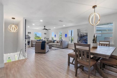 House in Redington Beach, Florida 4 bedrooms, 214.6 sq.m. № 1899120 - photo 12