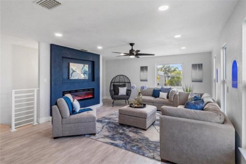 House in Redington Beach, Florida 4 bedrooms, 214.6 sq.m. № 1899120 - photo 15