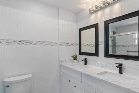 House in Redington Beach, Florida 4 bedrooms, 214.6 sq.m. № 1899120 - photo 23