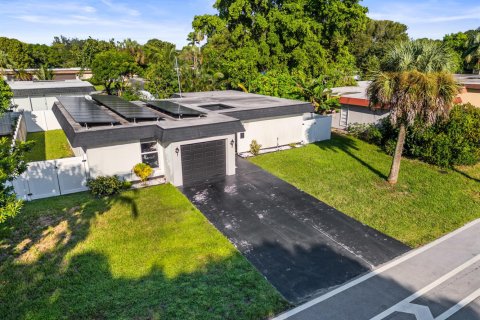 House in Tamarac, Florida 3 bedrooms, 116.22 sq.m. № 2397274