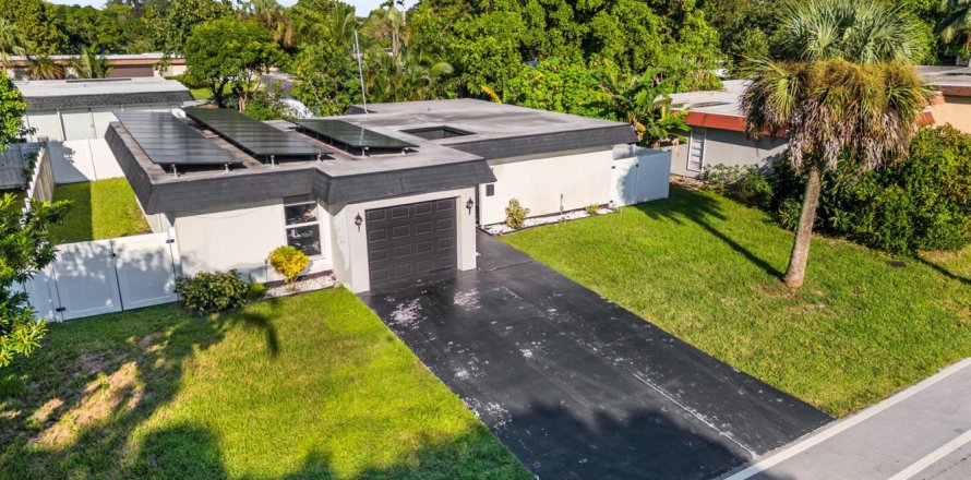 House in Tamarac, Florida 3 bedrooms, 116.22 sq.m. № 2397274
